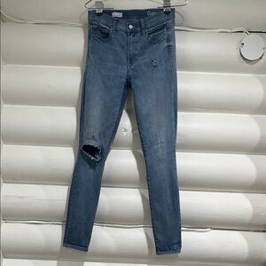 GAP Women's Skinny Jeans in Medium Blue Wash with Knee Rip